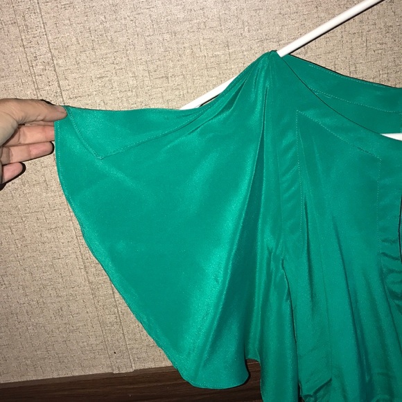 Never worn BEBE cold shoulder keyhole front top - Picture 3 of 7